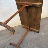 Table bistrot en bois vernis et pieds en fonte