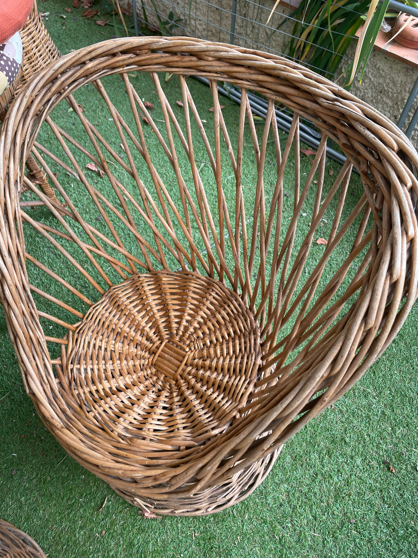 Very beautiful vintage rattan set: 4 armchairs and a table (75/57cm).