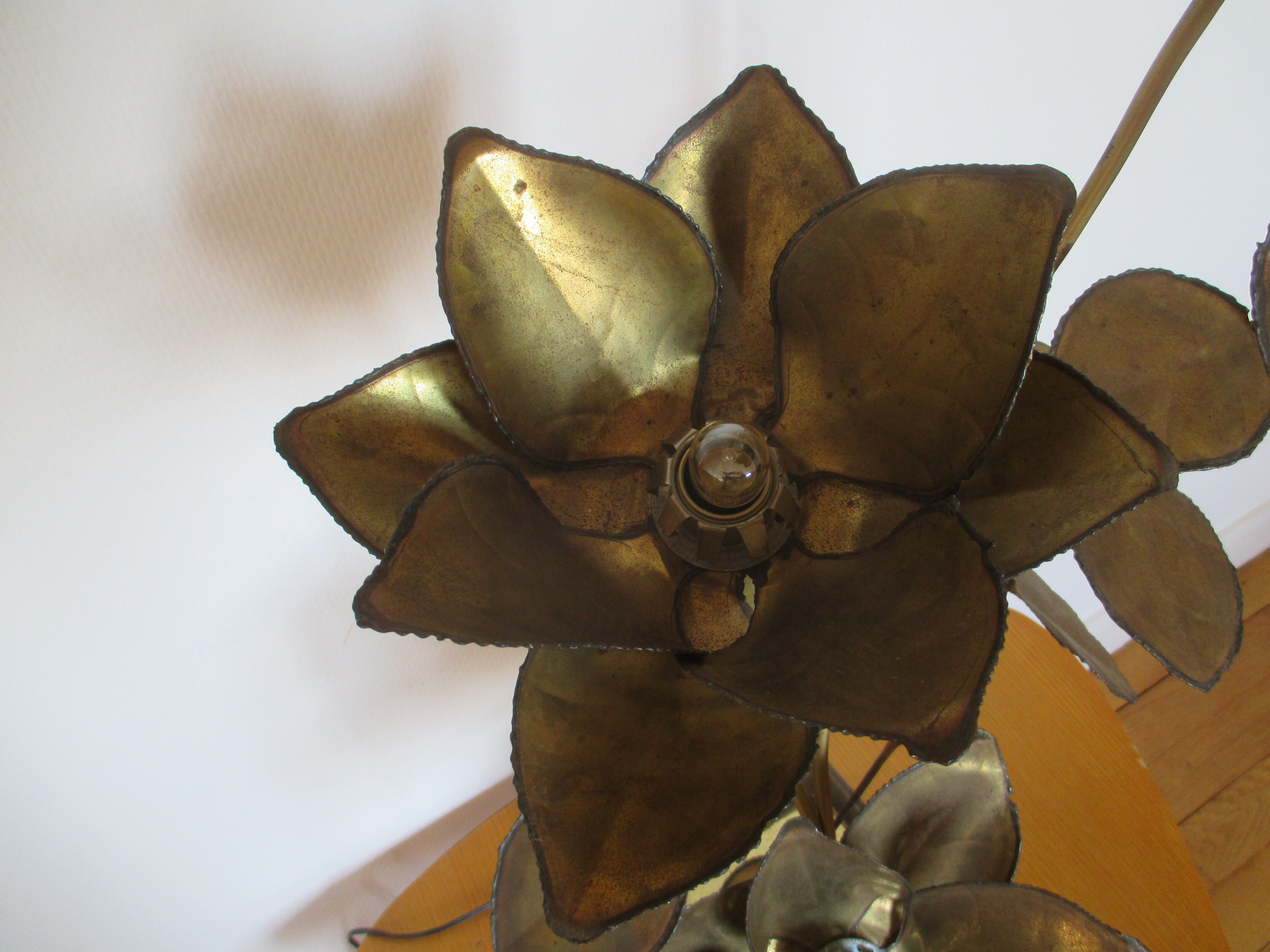 Golden metal brass flower lamp