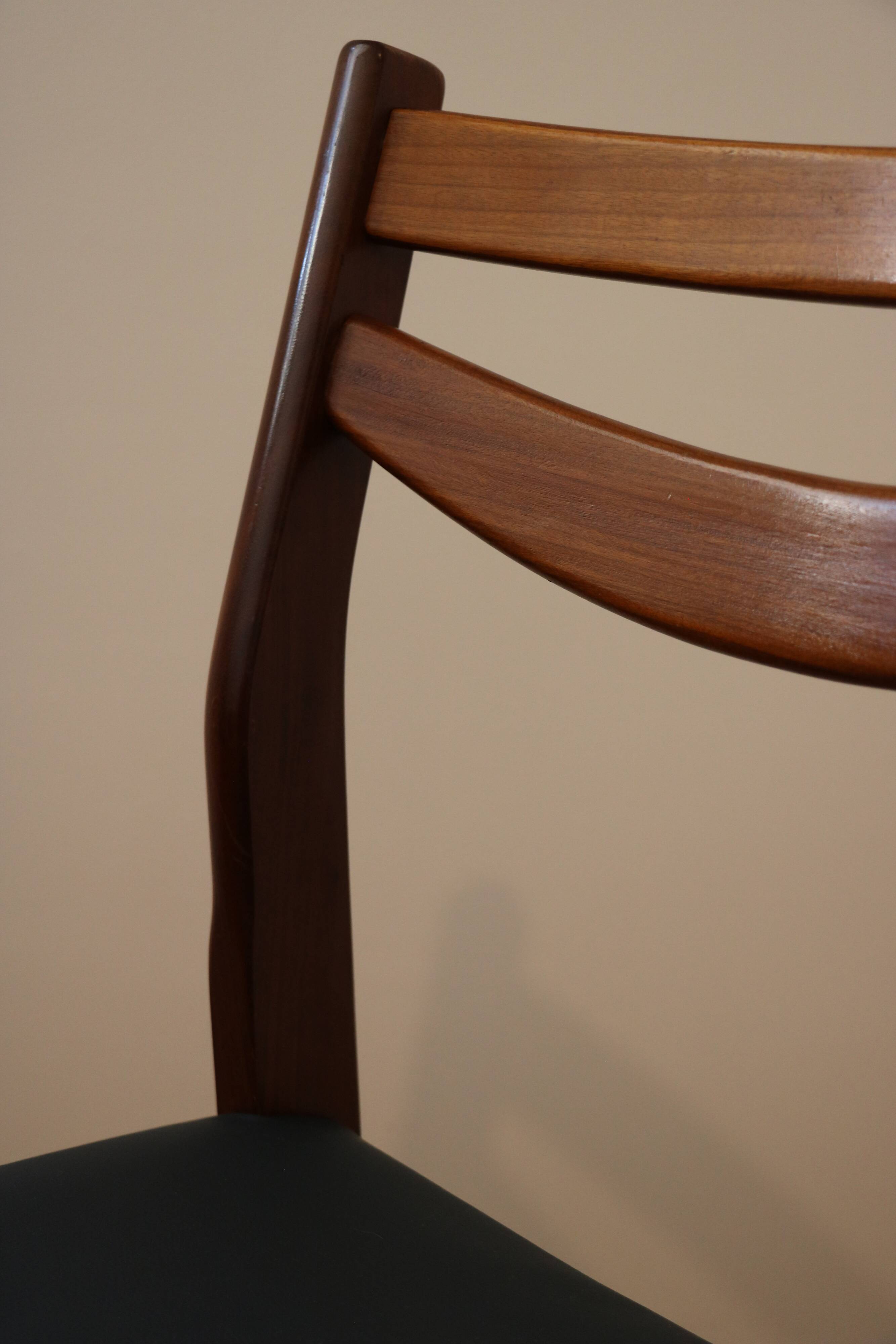 4 Scandinavian chairs in wood and faux leather, 1970.