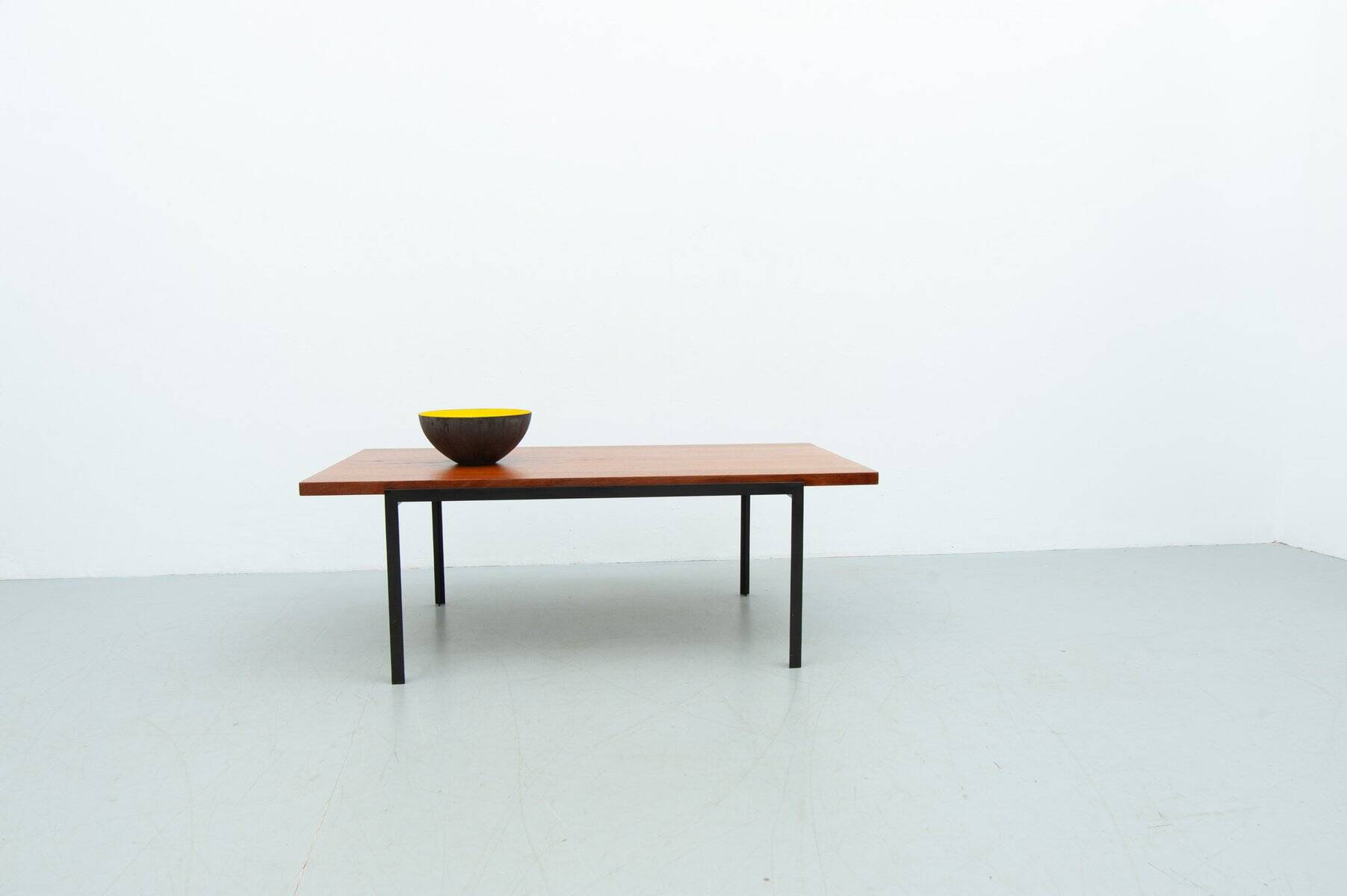 Table basse T-Angel en teck par Florence Knoll pour Knoll Inc. / Knoll International, années 1950.