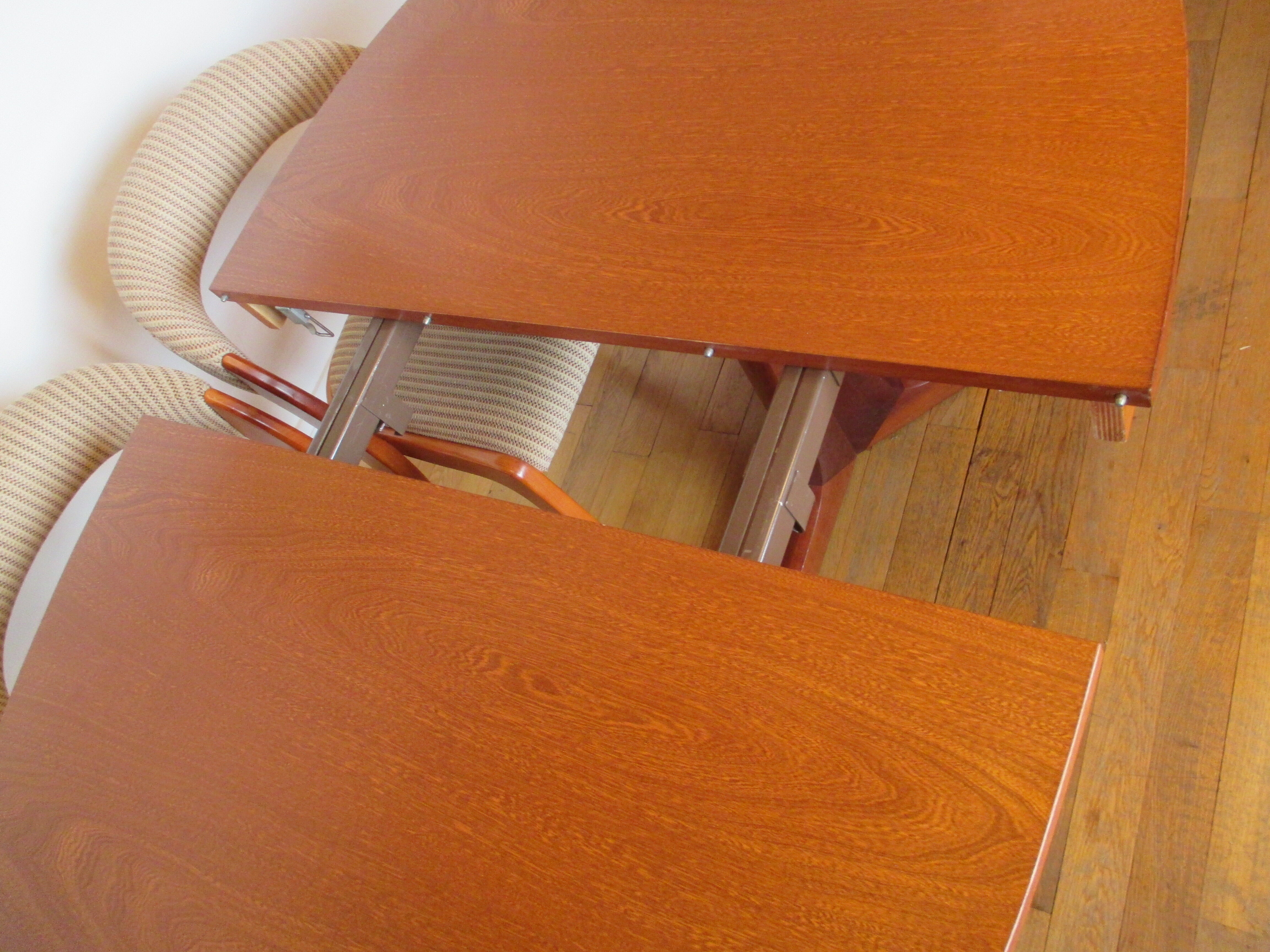 Baumann oval table