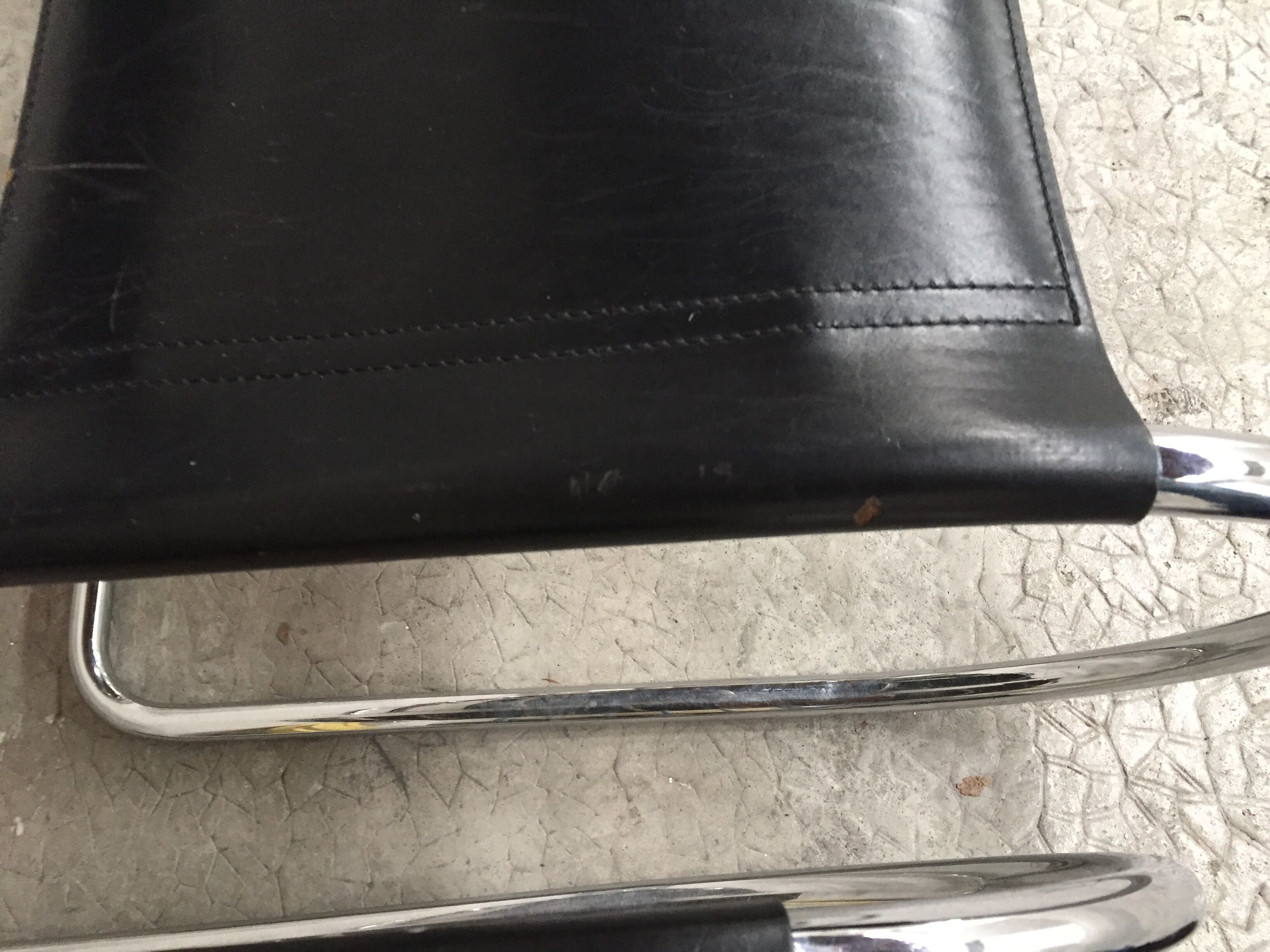 Set of 4 black leather chairs by Ludwig Mies Van Der Rohe