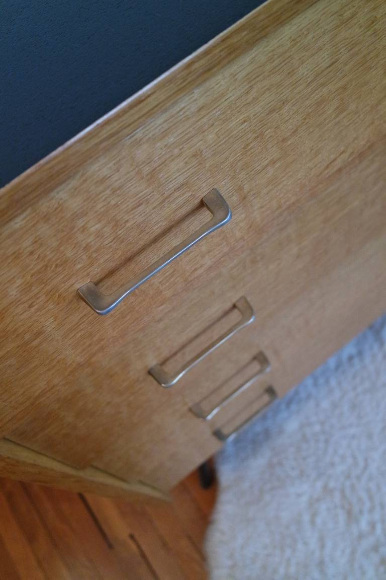 Feet compass metal dresser