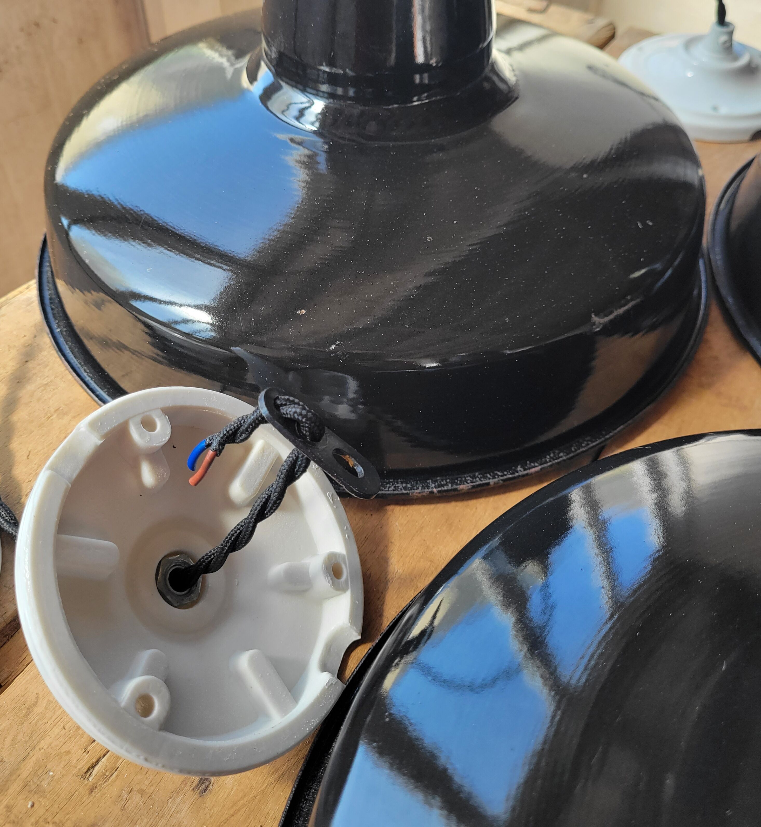 Trio of suspensions in enamelled sheet metal