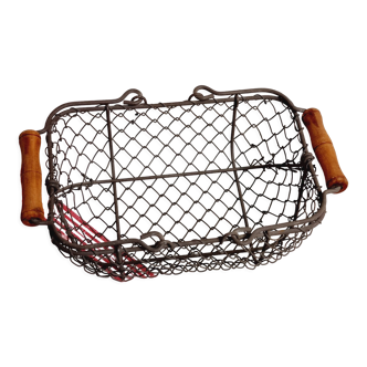 Egg basket in metal and wood