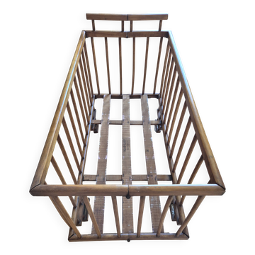 Old folding bed for baby by dodo baby, a french brand from the 1980s.