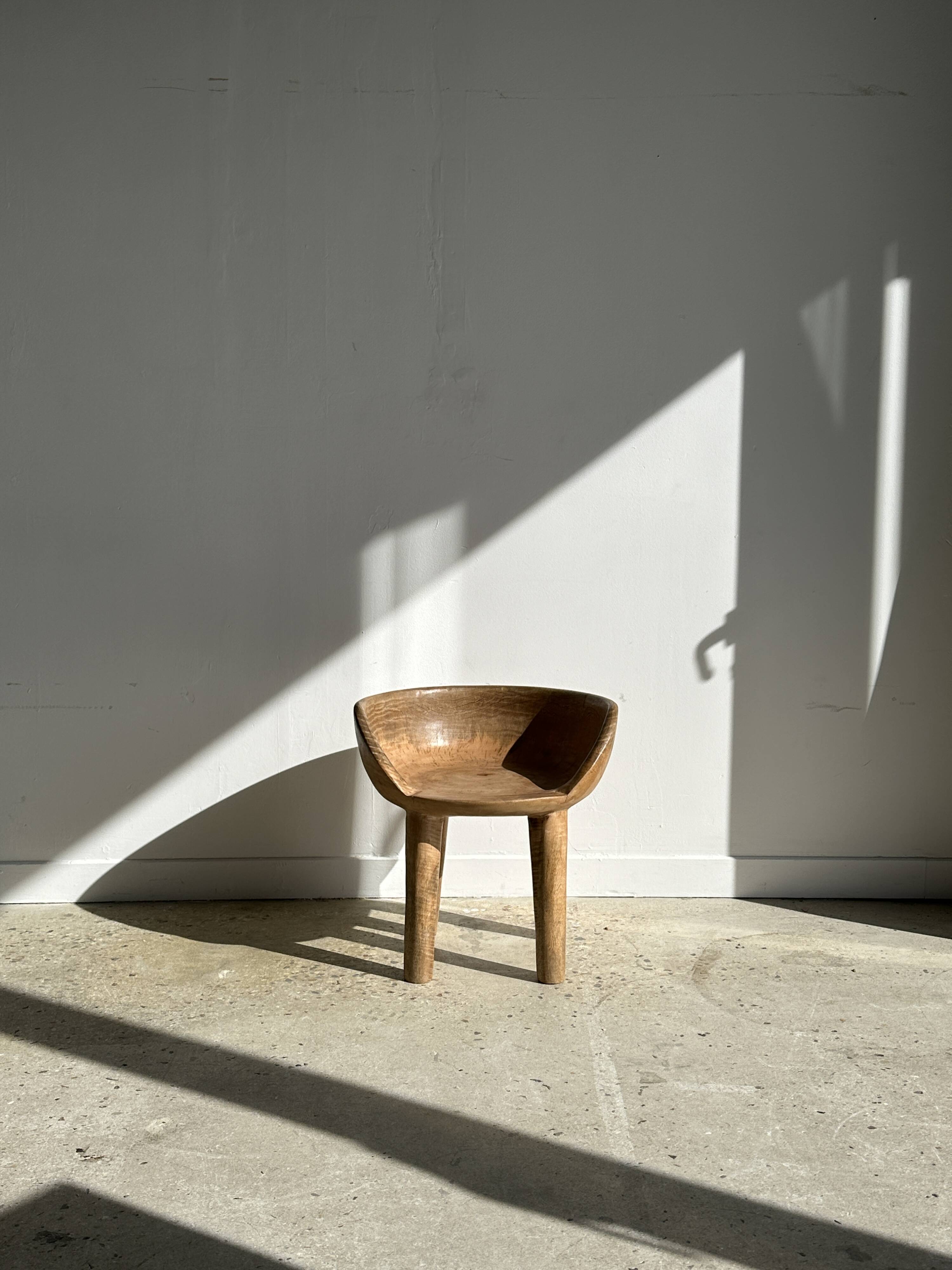 Quadripod chair with round seat and small back in natural monoxyl mango wood