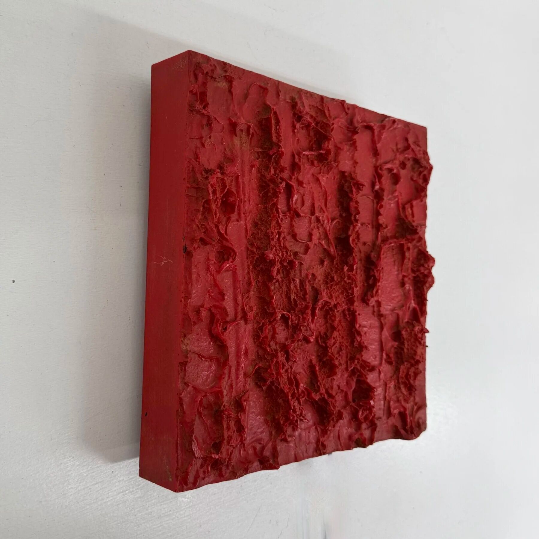 Lampe murale sculpturale rouge design Uwe Mersch des années 1970.