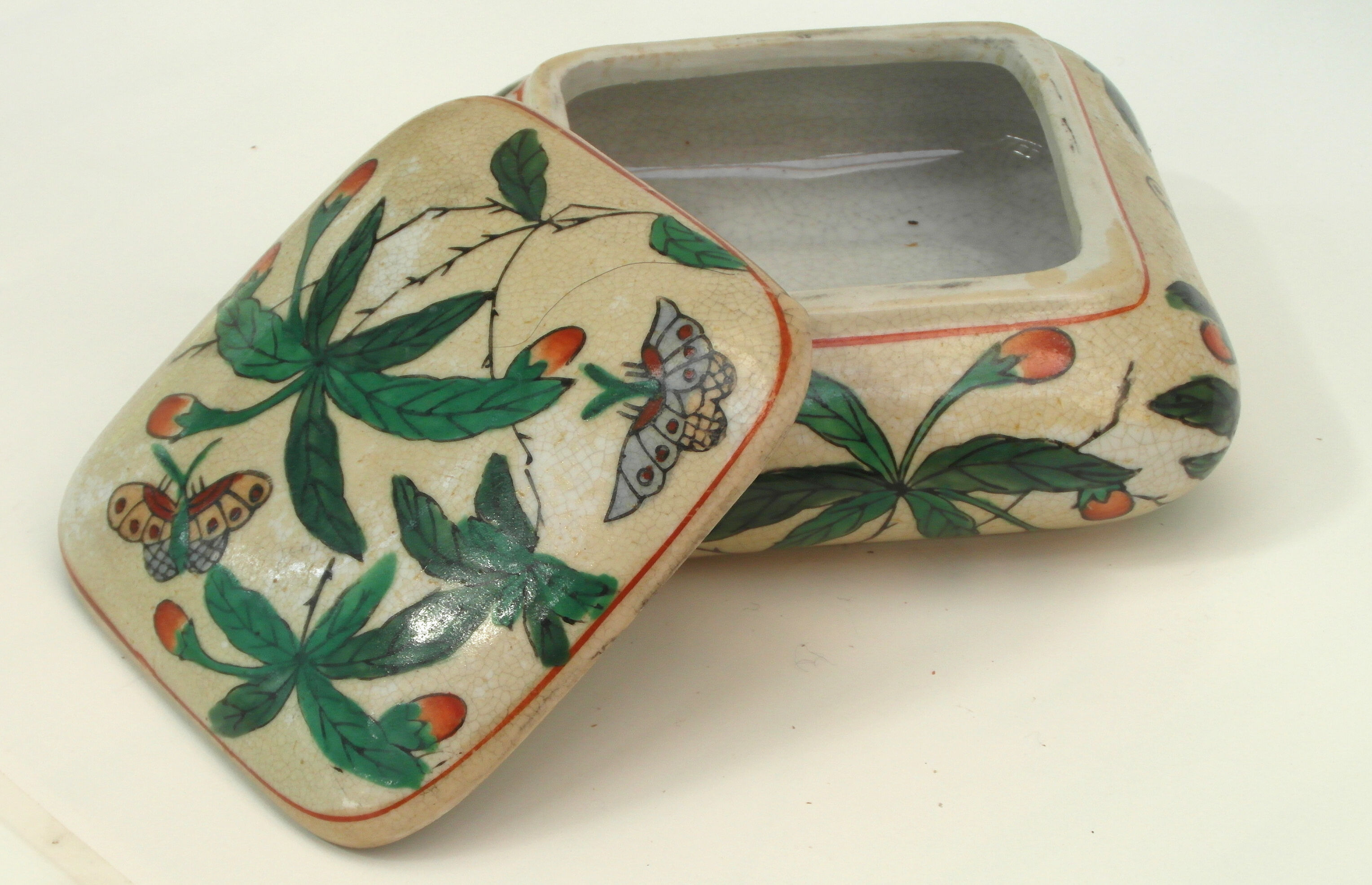 Bonbonnière décorée de feuillages et papillons