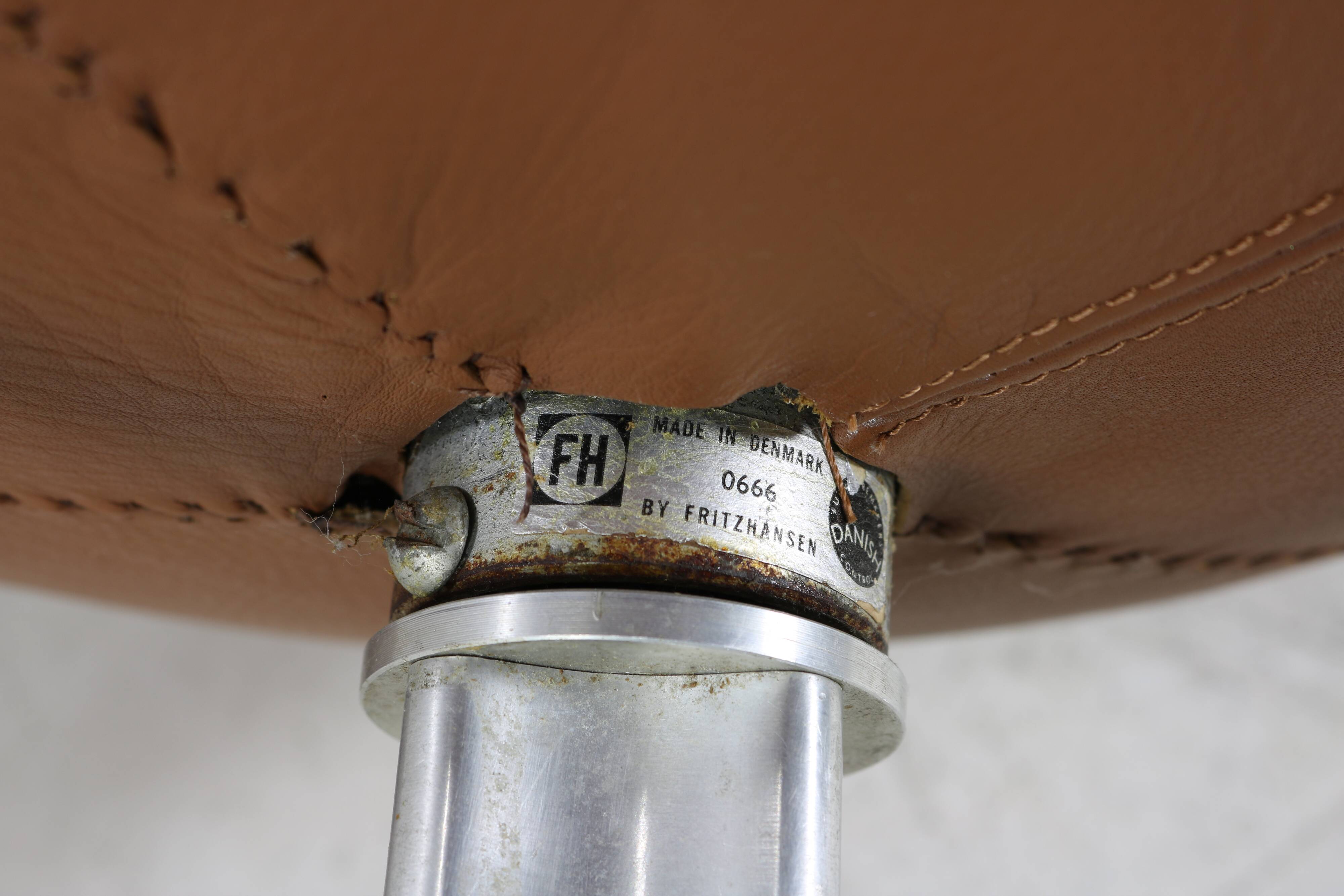 Arne Jacobsen Egg chair in cognac leather for Fritz Hansen