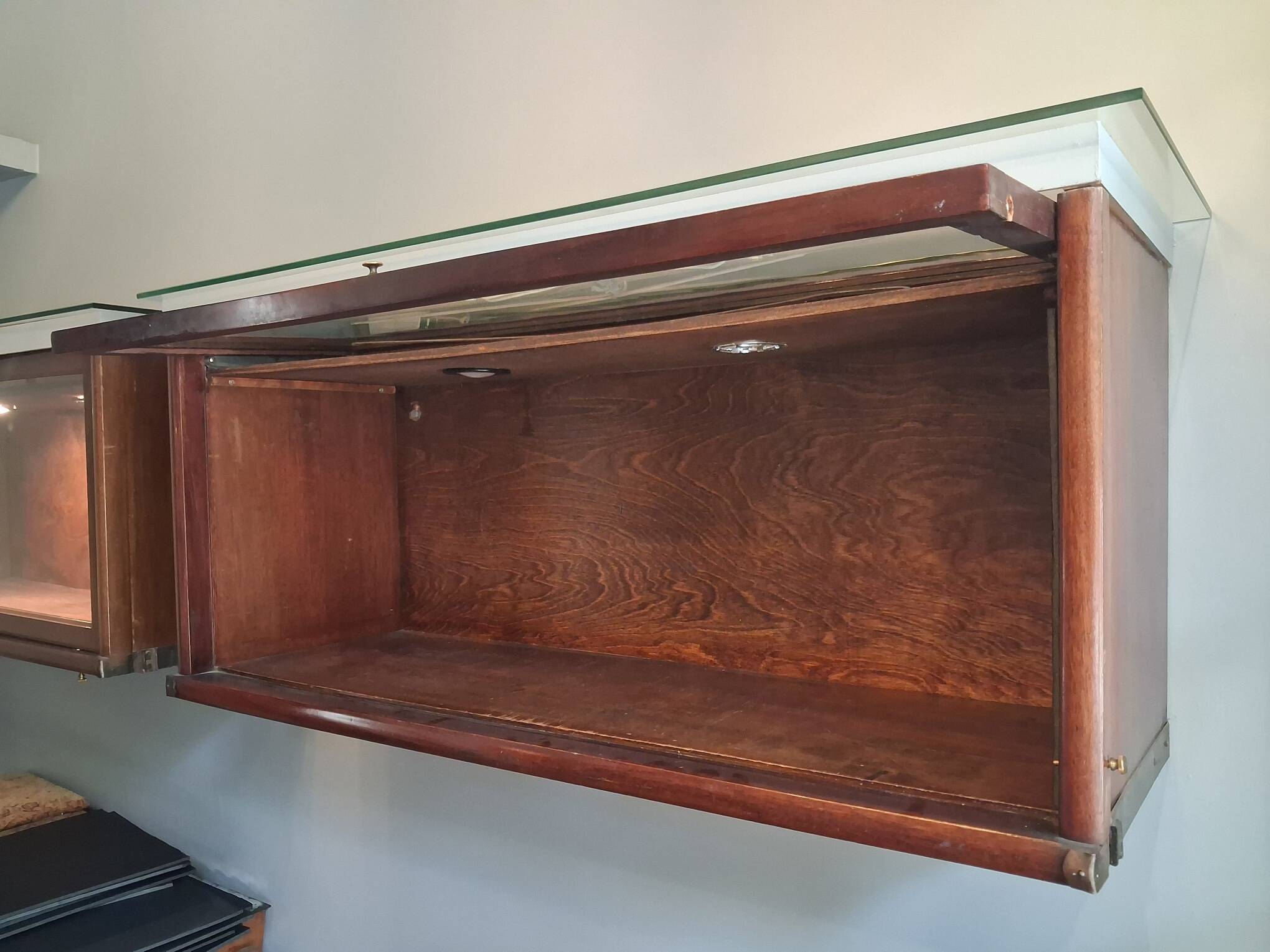vitrine - coffre en bois et verre
