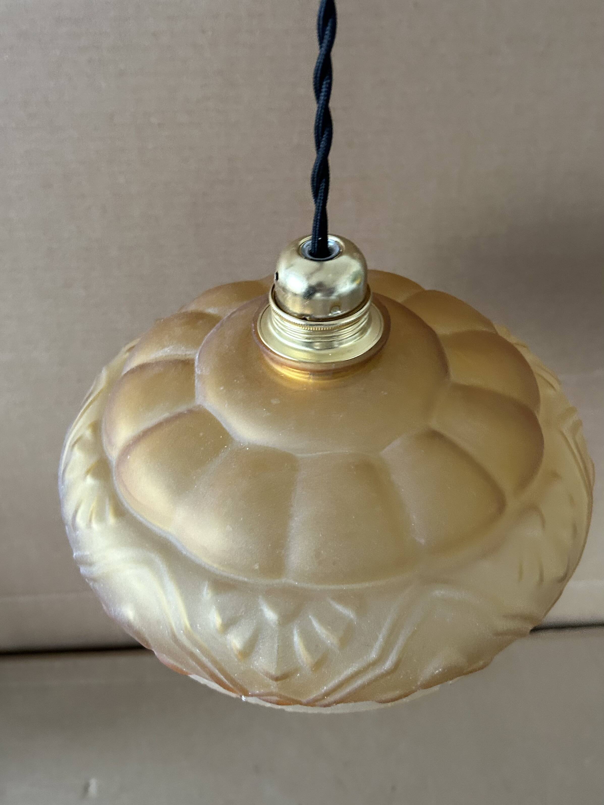 Suspension en verre ambrée ancienne