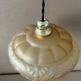 Suspension en verre ambrée ancienne