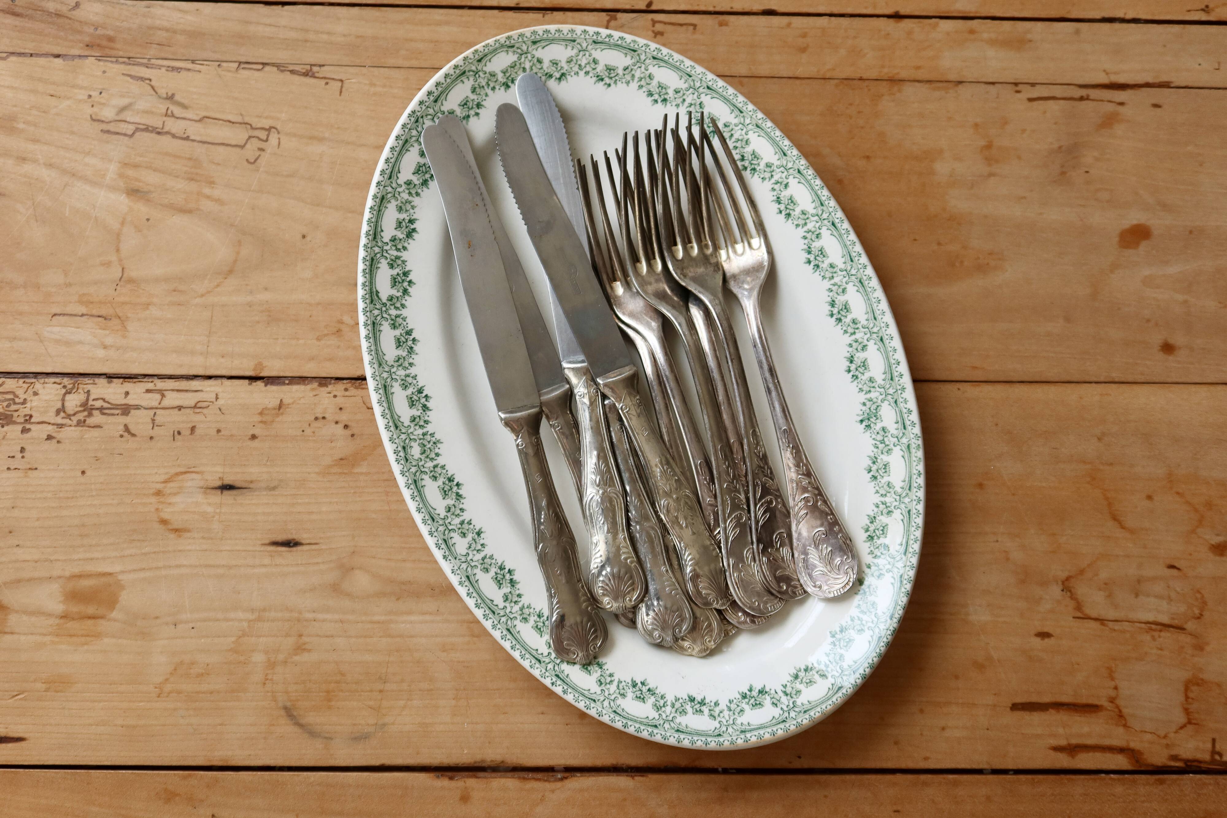 Antique silver plated mismatched cutlery - Forks and knives