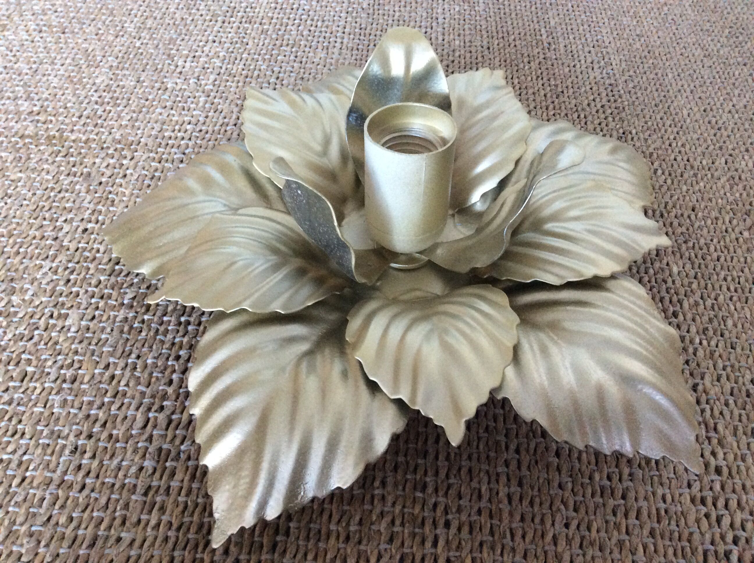 Golden metal flower wall lamp