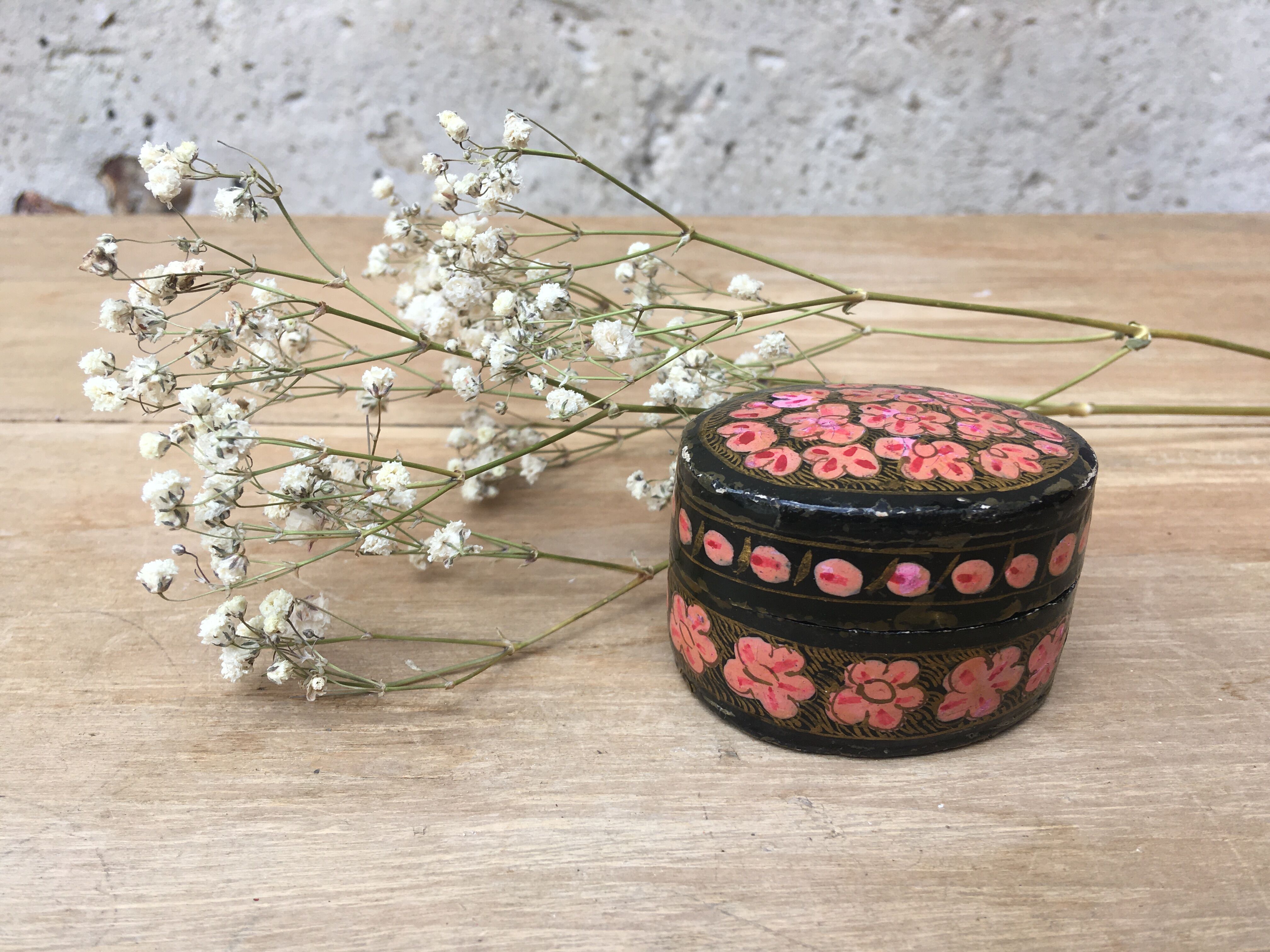 Wooden pillbox with painted décor