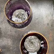 2 grands  verres en cristal de Bohème taillé et coloré