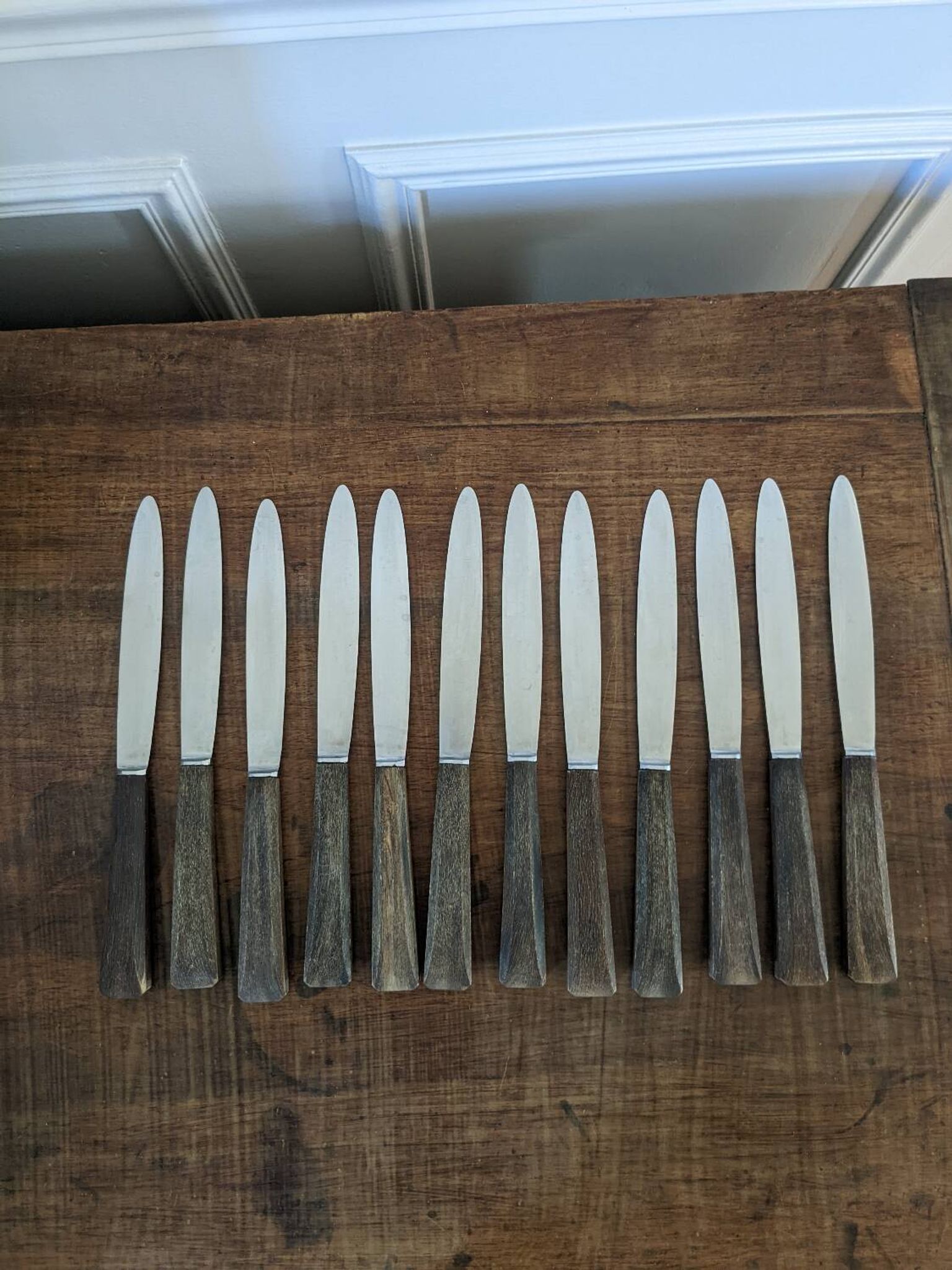 Ensemble de 12 couteaux manches en corne