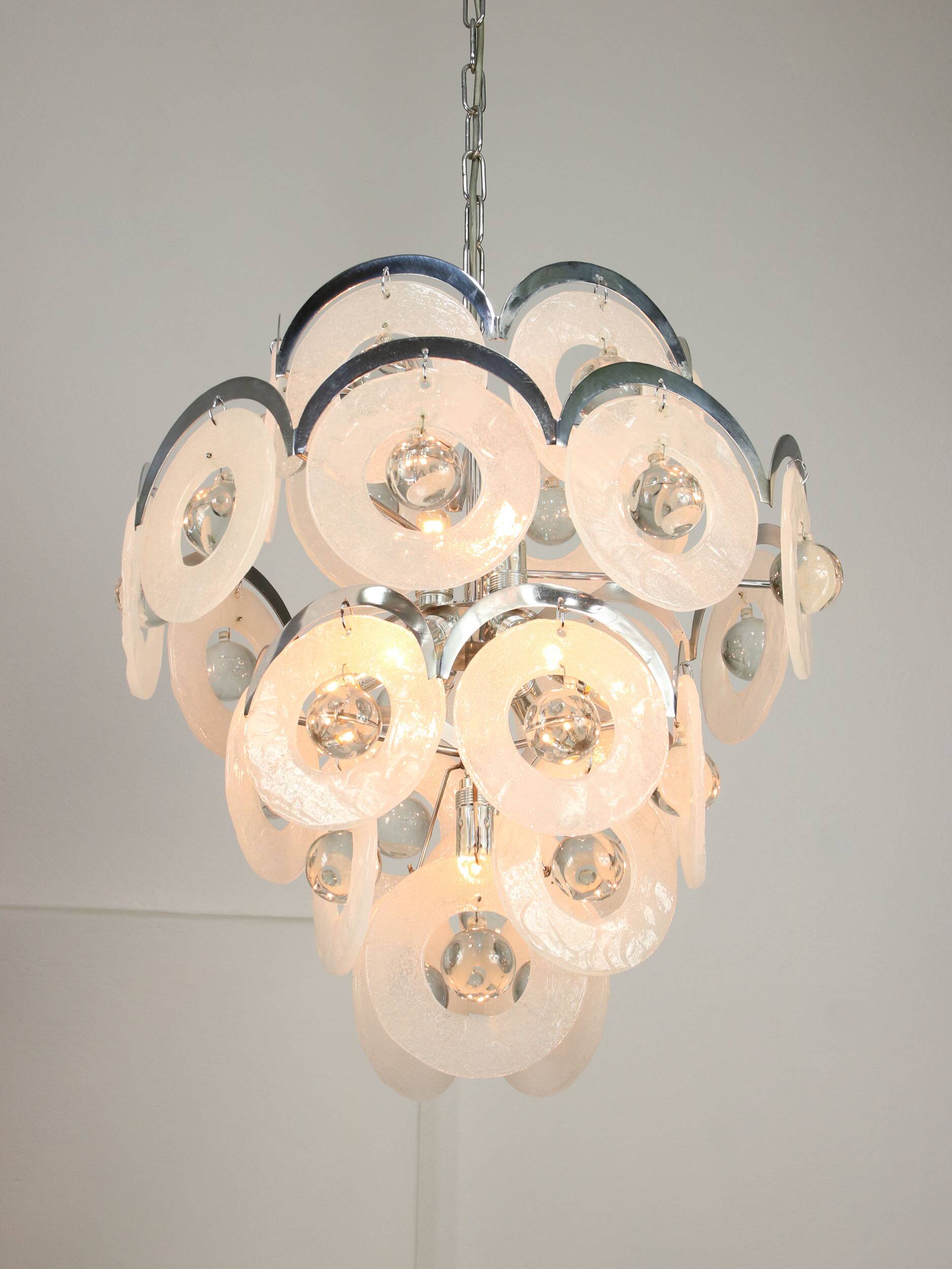 Lustre vintage en verre de murano par vistosi avec 27 disques / italie des années 60 / design italien de l'ère spatiale