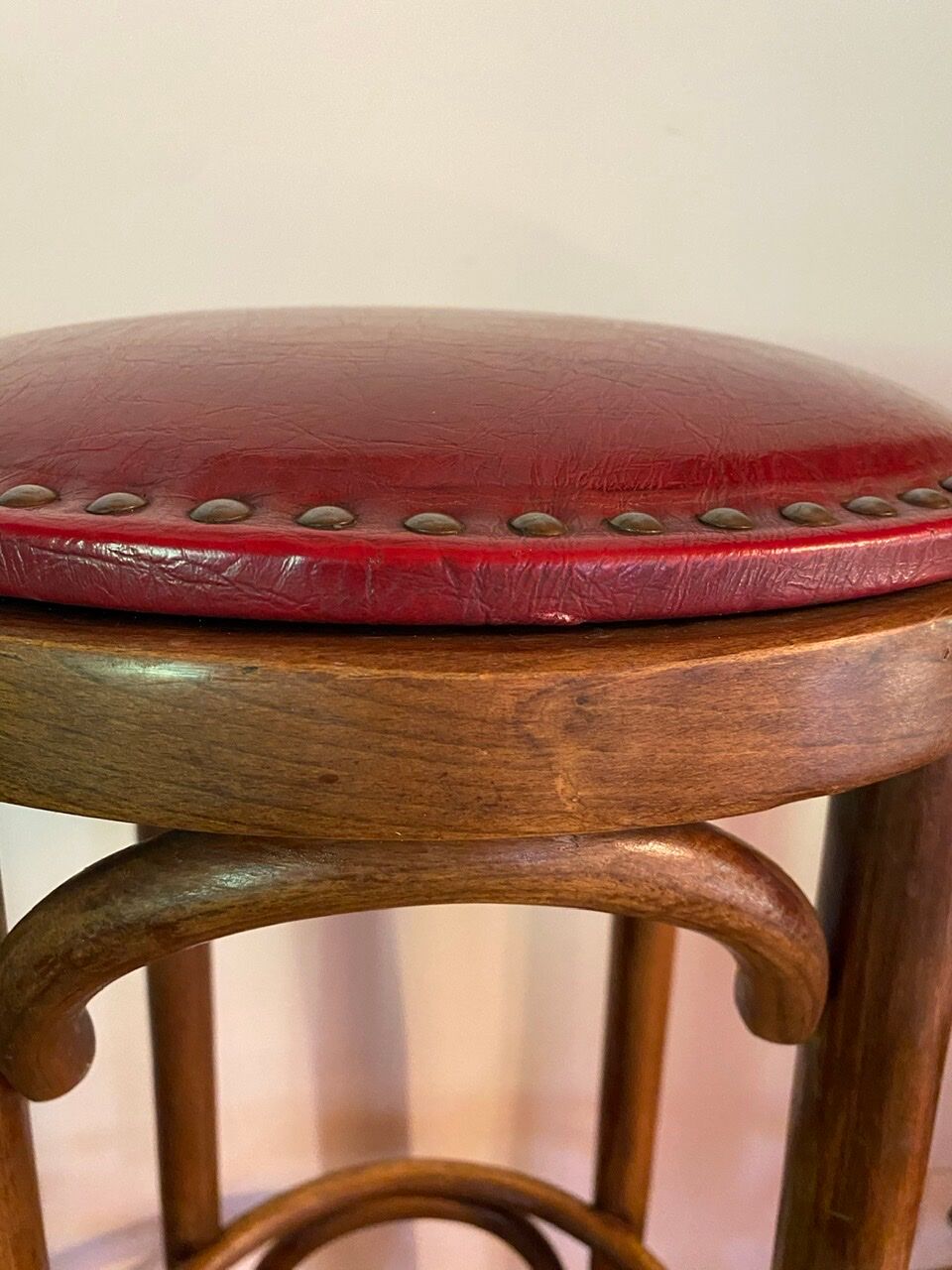 Paire de tabourets de bistrot en bois tourné et assise en skaï rouge XX siècle