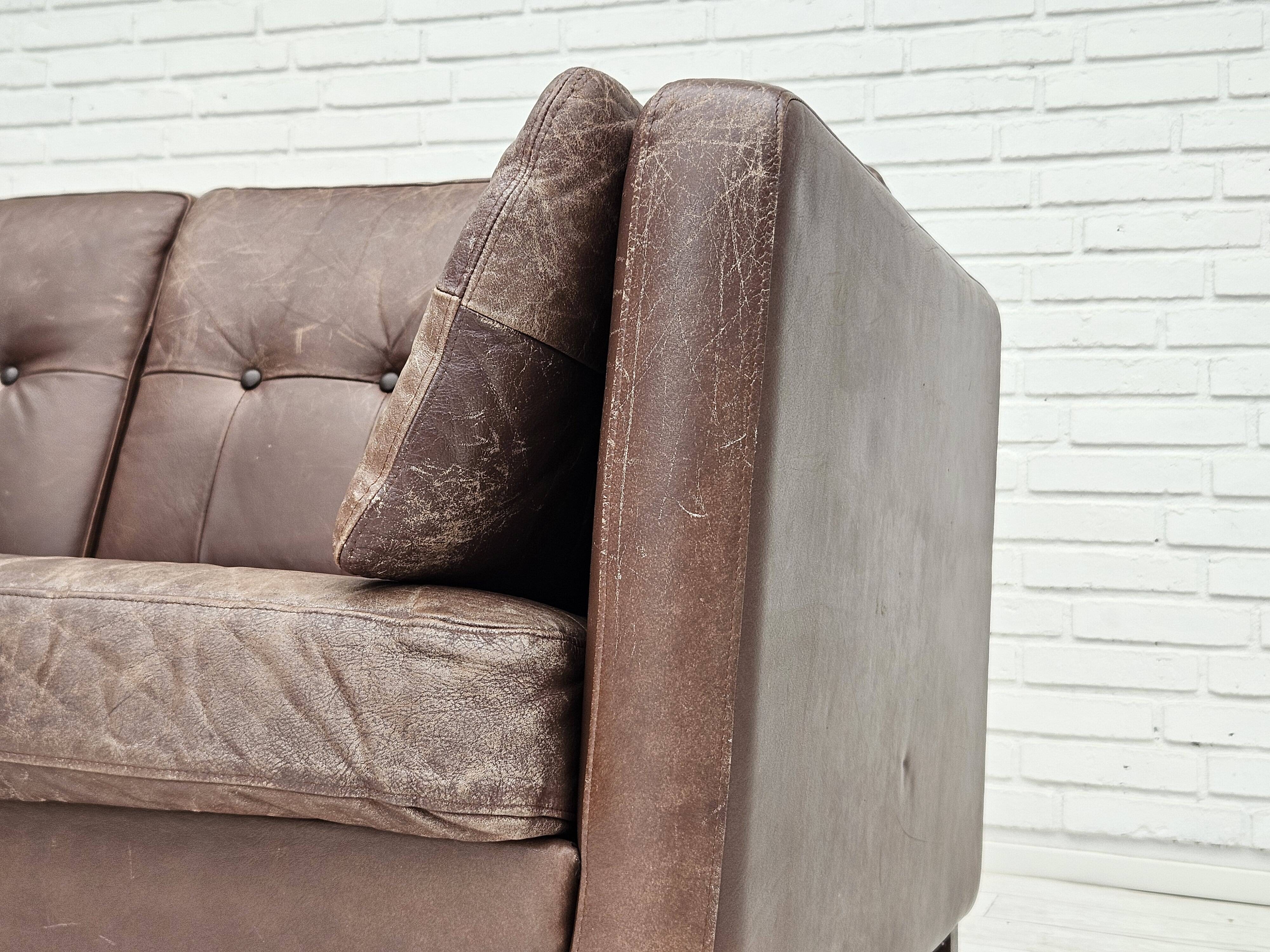 Années 1970, canapé classique danois 2 places, cuir marron d'origine.