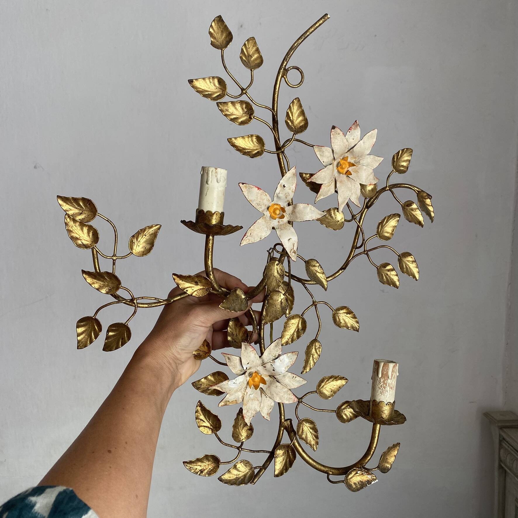 Grande applique fleurs et feuillage en métal doré années 50-60