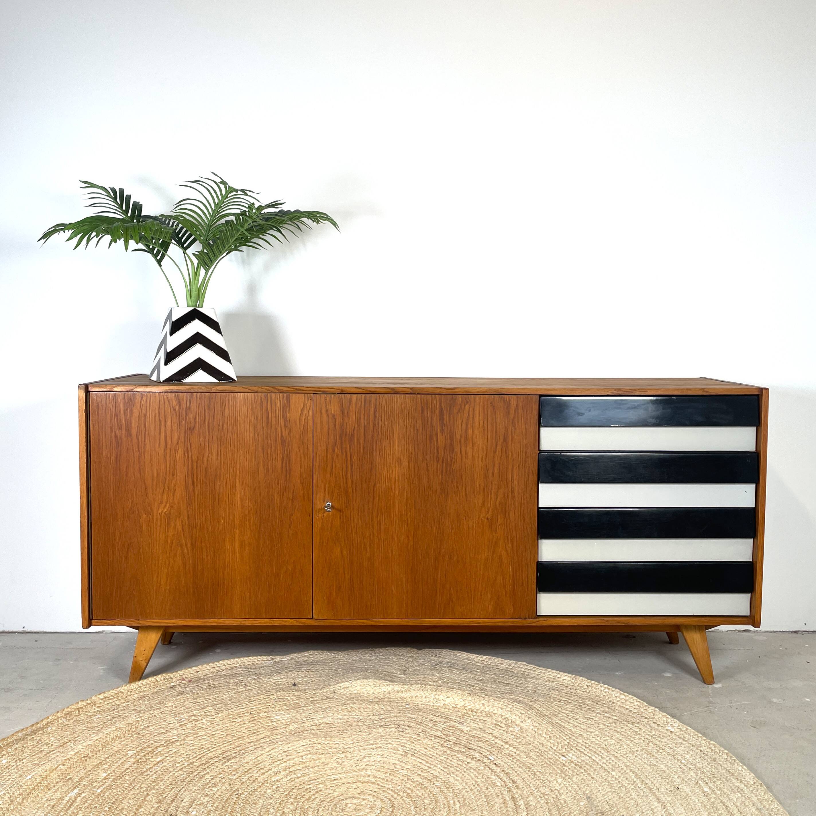 U460 sideboard with black/white drawers, Jiří Jiroutek