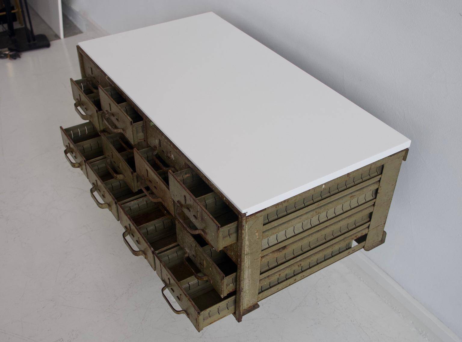 Commode en métal vert armée du milieu du 20e siècle