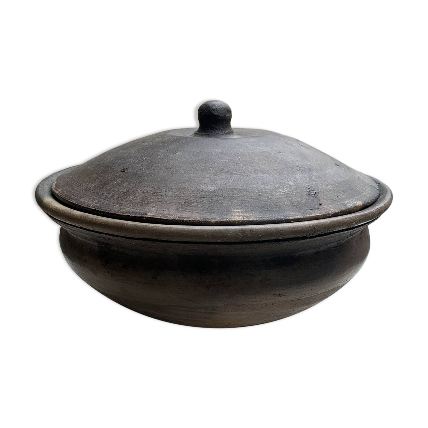 Black ceramic plate or fired in oxygen reduction.