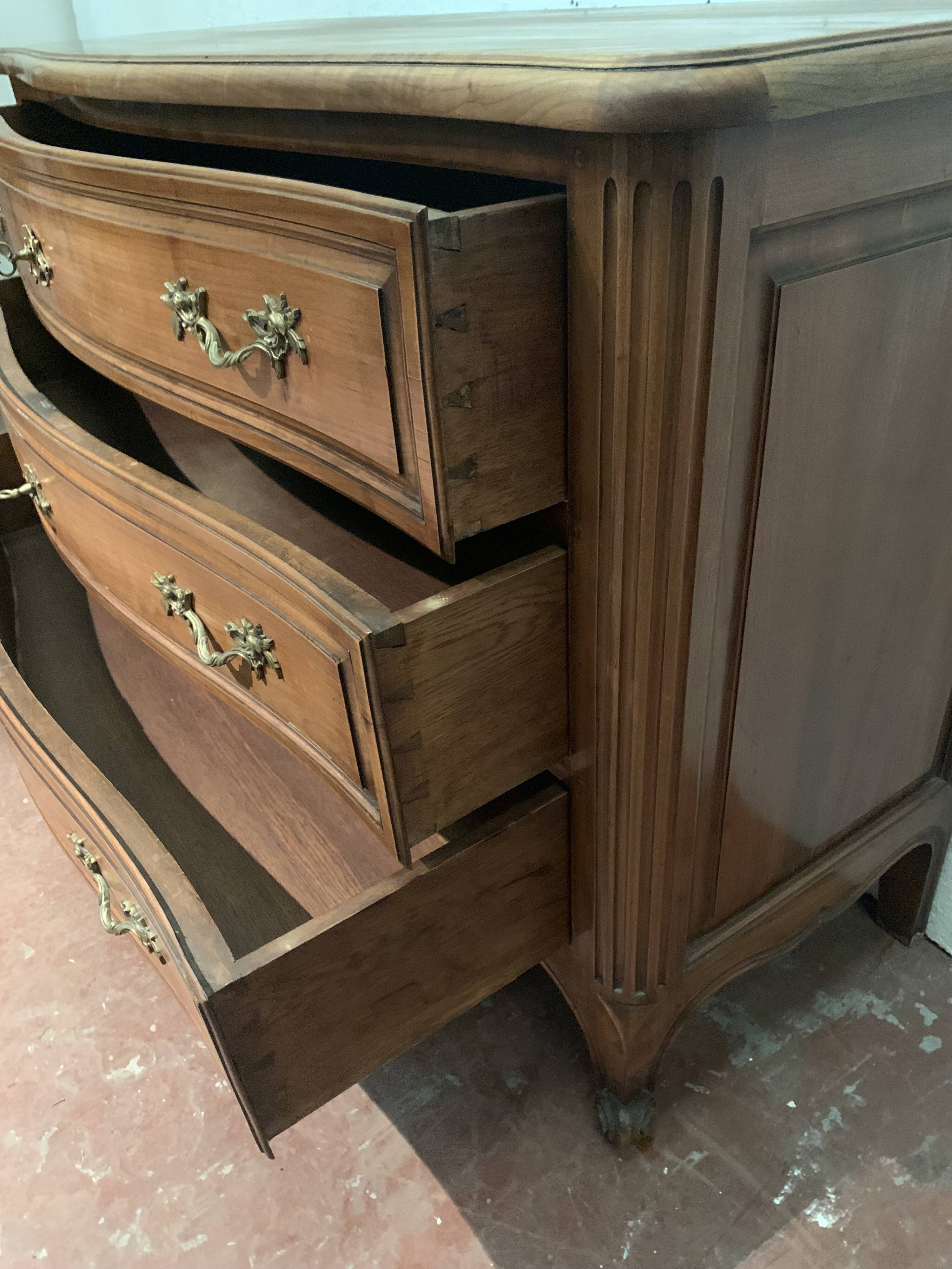 Chest of drawers with curved façade of Provencal style XX century