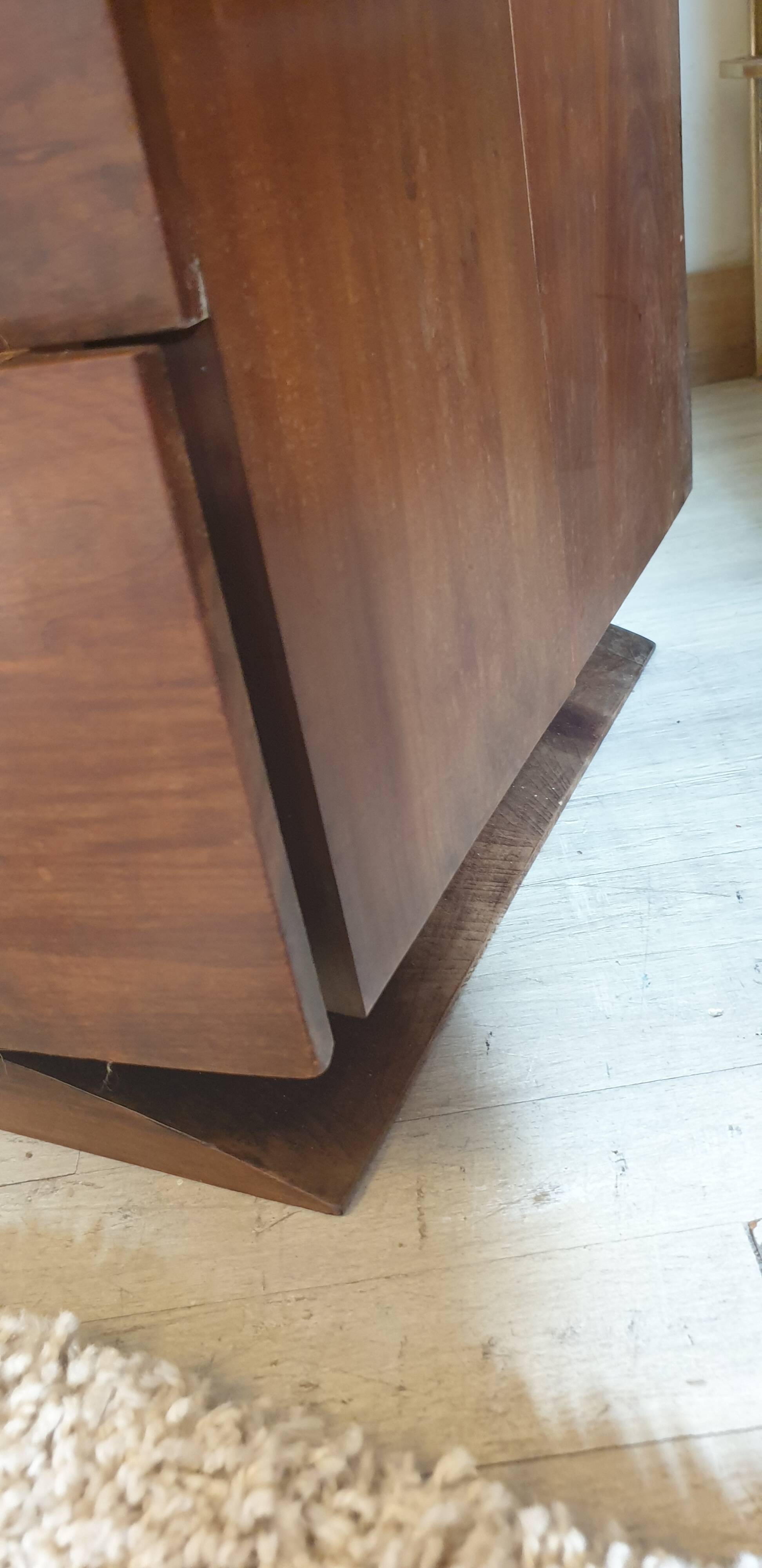 Walnut chest of drawers