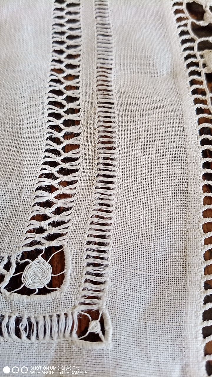 Centerpiece - lace - antique textile - 40 x 44 cm