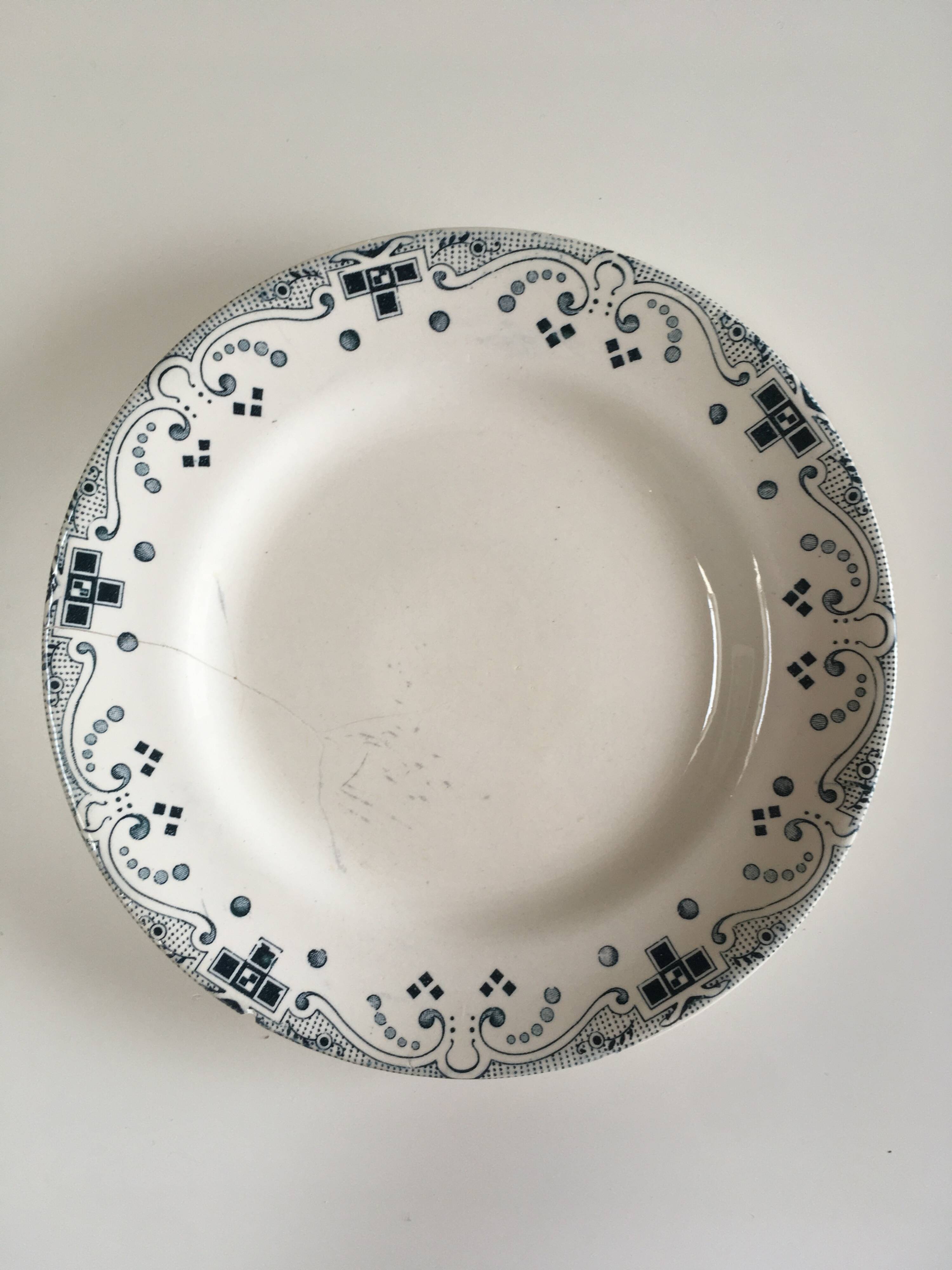 8 plates Moroccan model in earthenware - French manufacture