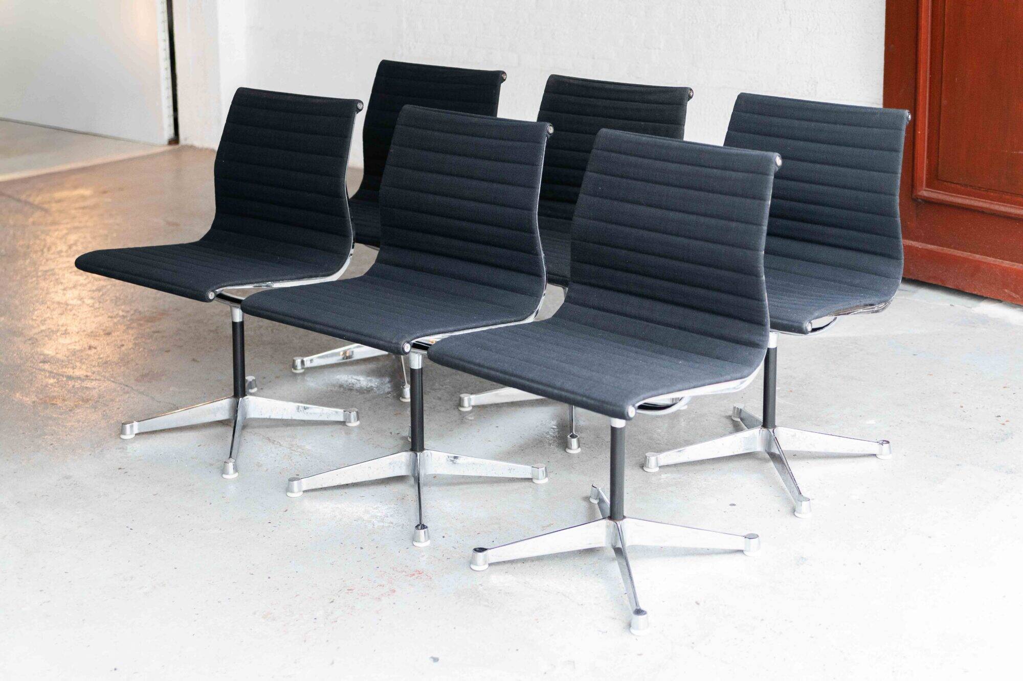 Ensemble de 6 chaises d'appoint ‘EA 105’ par Charles et Ray Eames