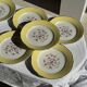 Lot de 19 grandes assiettes plates vintage jaunes fleurs roses liseré doré