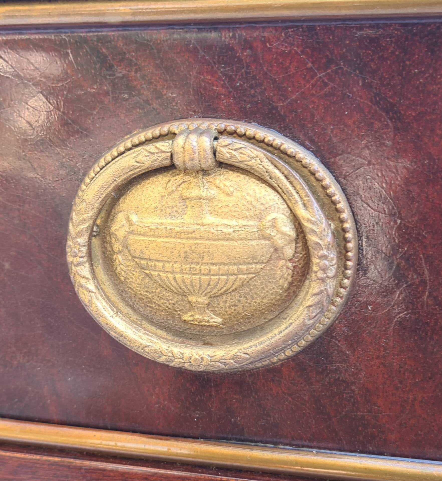 Commode style Louis XVI placage en acajou