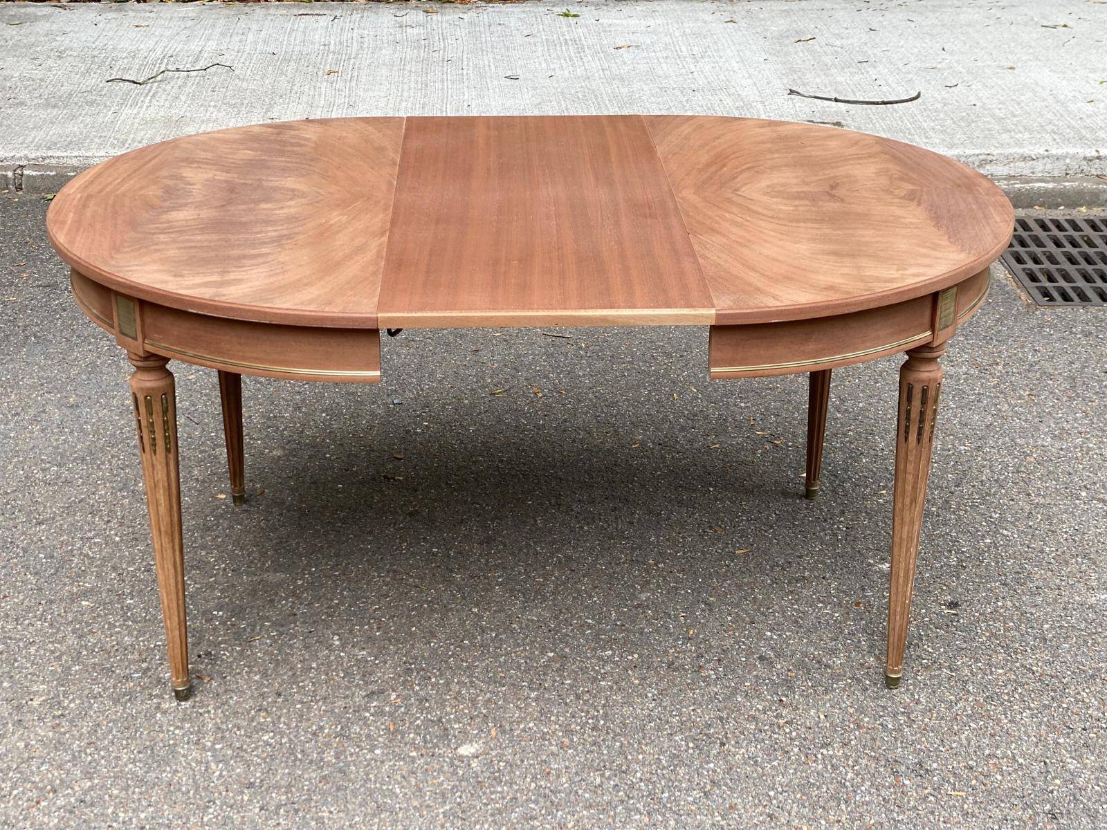 Table à manger ronde extensible Louis XVI décapée en acajou massif et laito