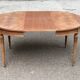 Table à manger ronde extensible Louis XVI décapée en acajou massif et laito