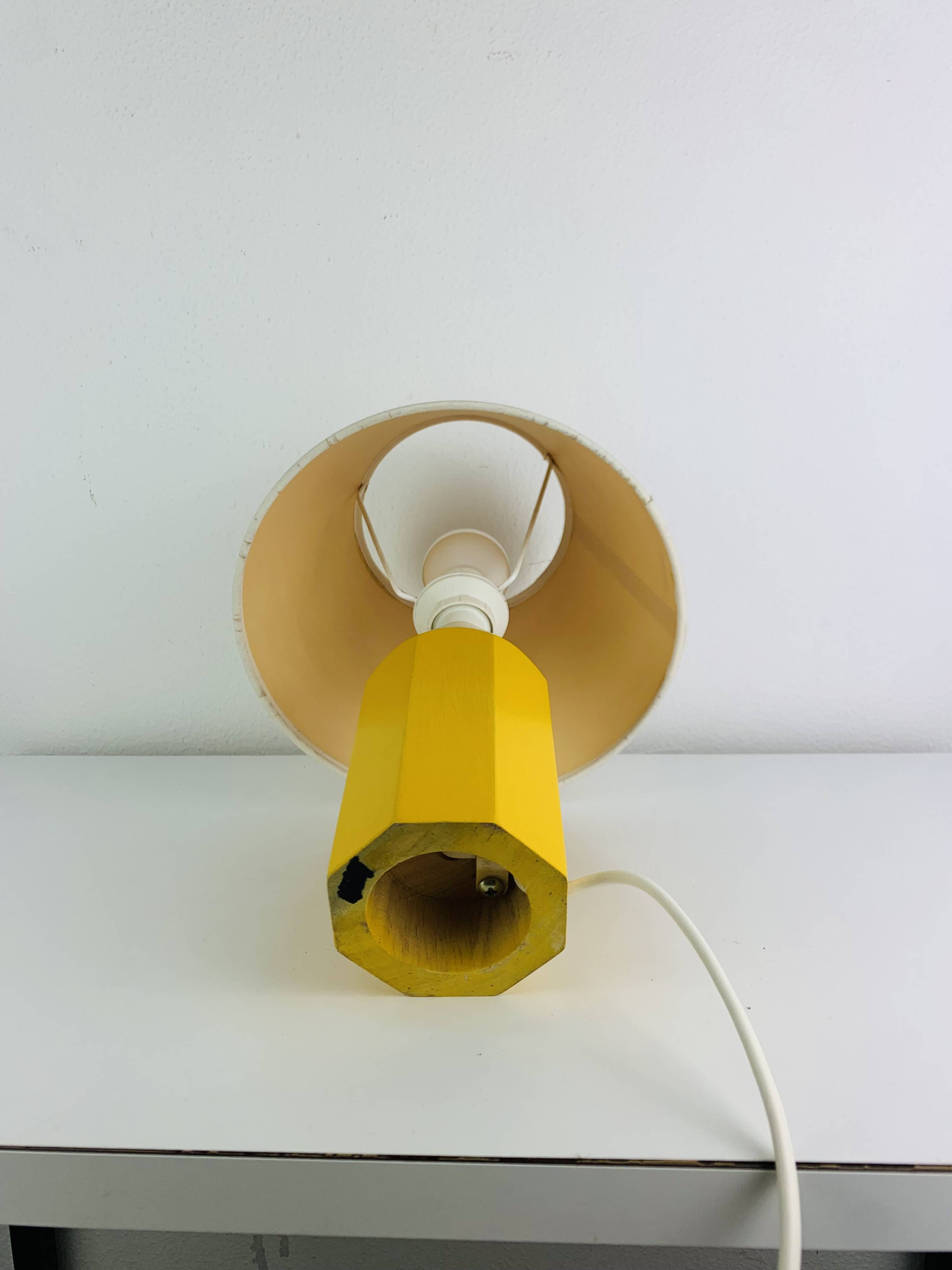 Lampe crayon en bois jaune vintage, style Pierre Sala, pour enfants