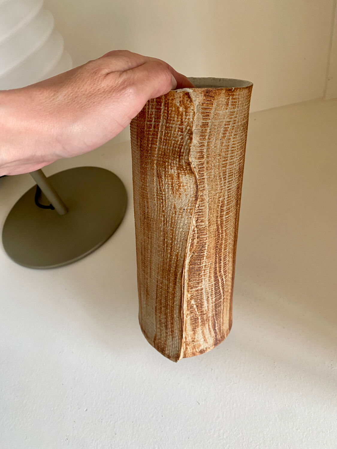Vase céramique contemporaine grès strié drapé signé