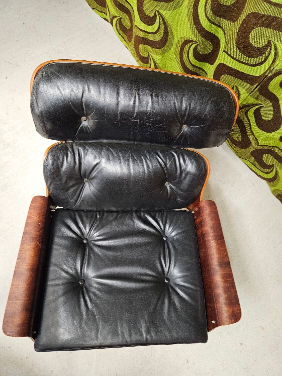 Fauteuil lounge cuir noir 1970 vintage