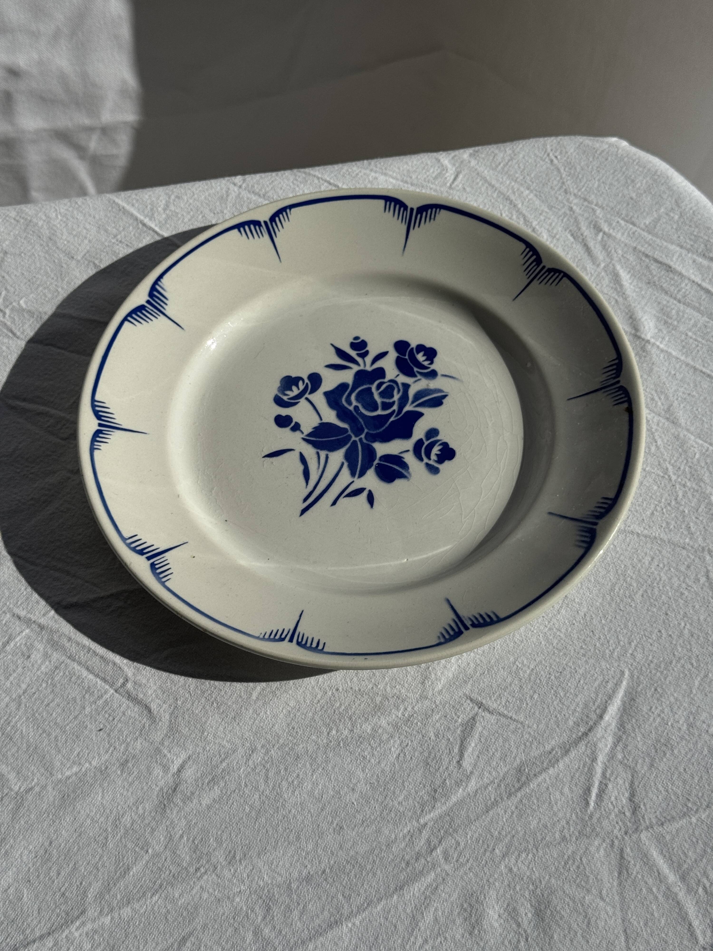 Decorative plate with blue flower pattern D25