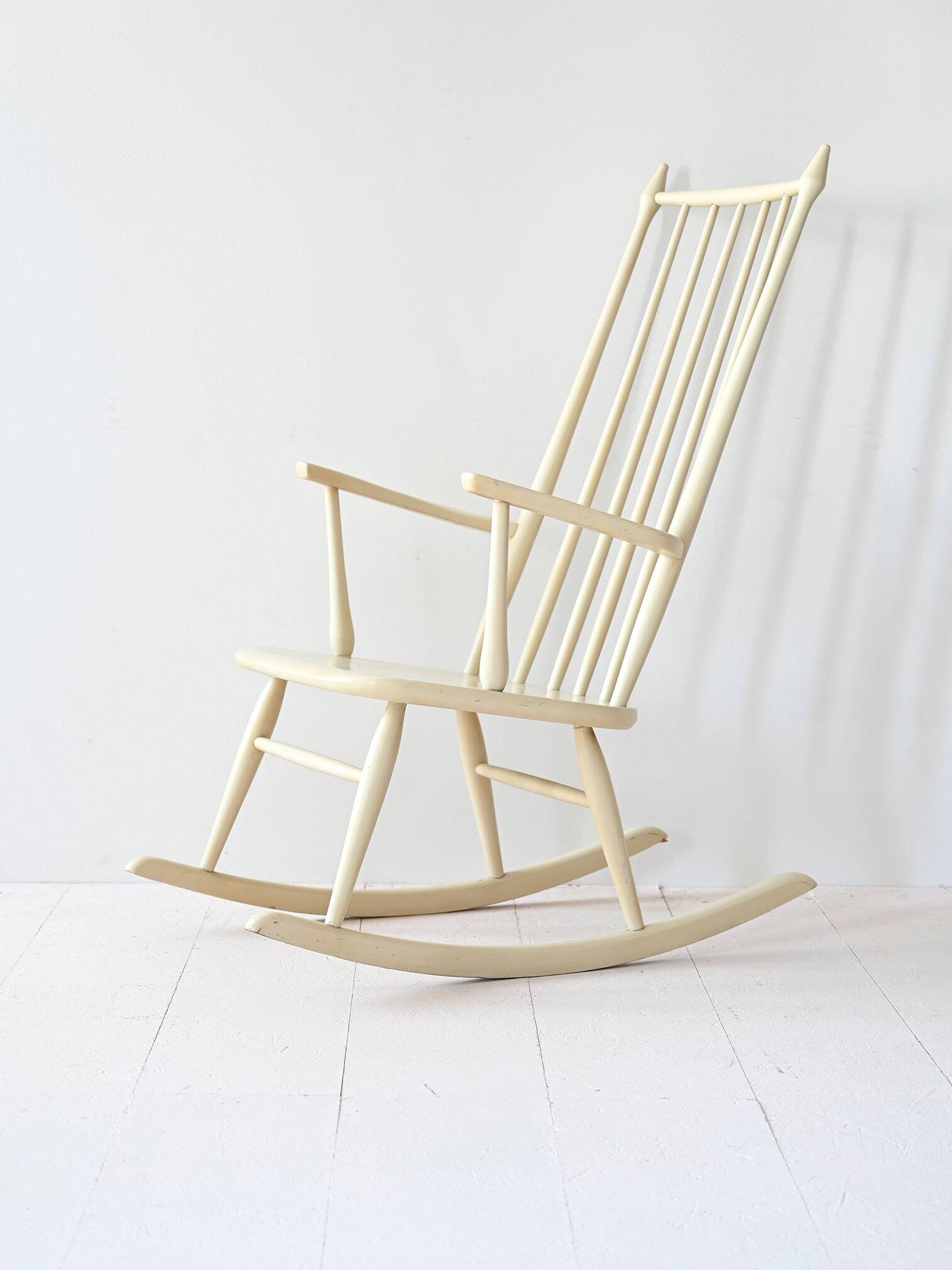 Chaise à bascule en bois écru