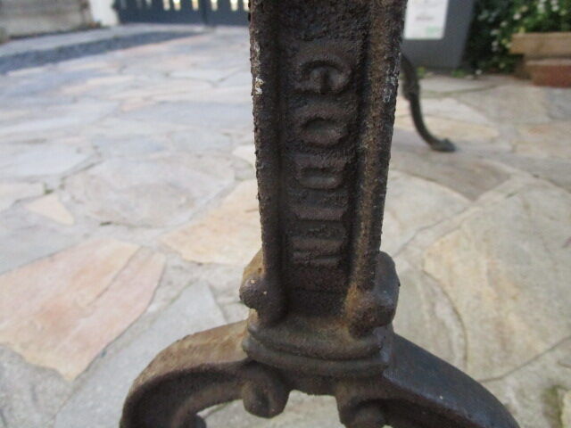 Old bistro table in marble and godin cast iron foot