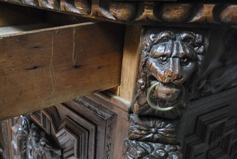 Grand buffet deux-corps style renaissance richement sculpté – « anno 1634 »