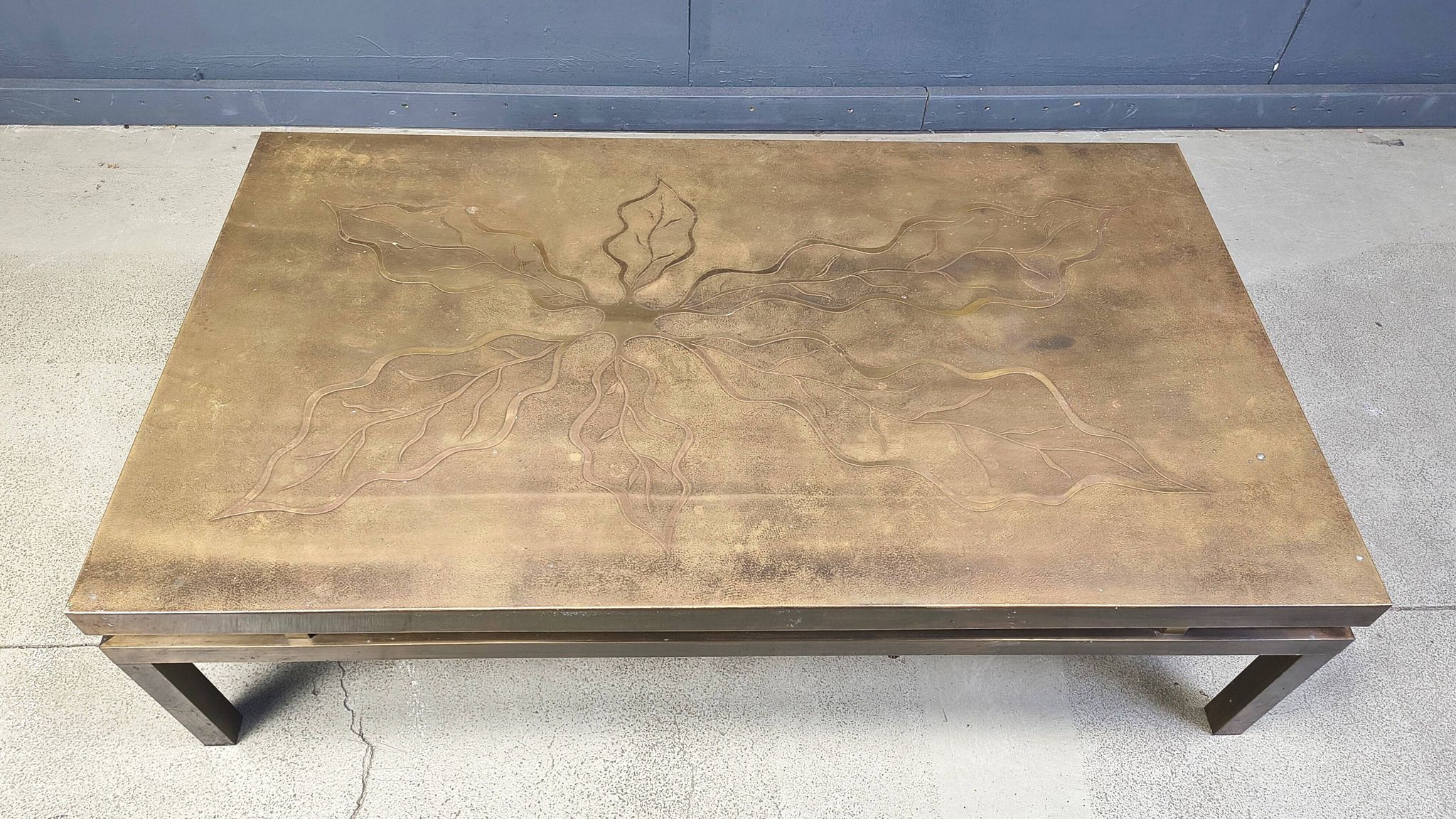 Table basse en laiton gravé vintage signée par Willy Daro, années 1970.