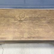 Table basse en laiton gravé vintage signée par Willy Daro, années 1970.