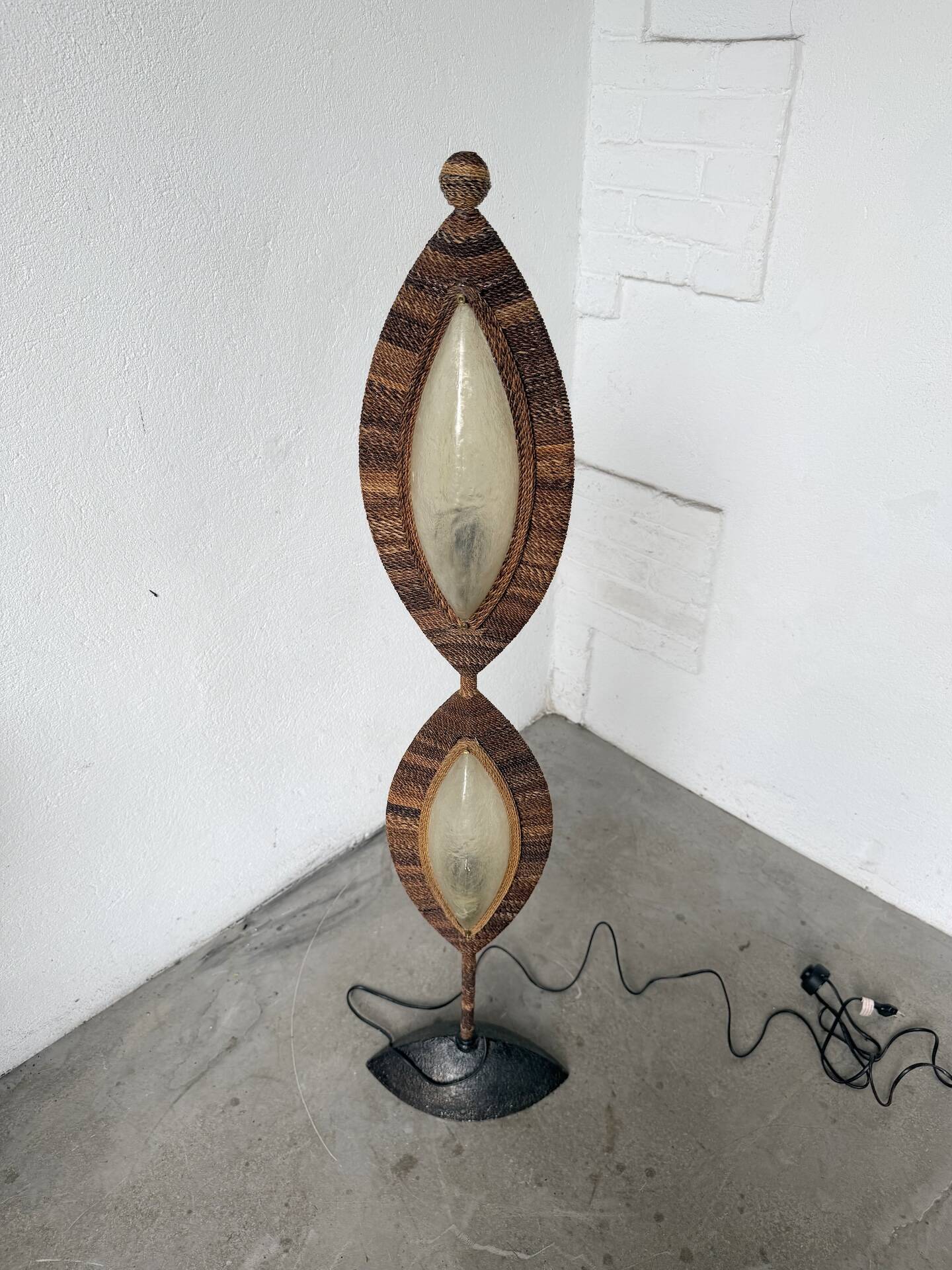 Lampadaire bronze et corde 1970