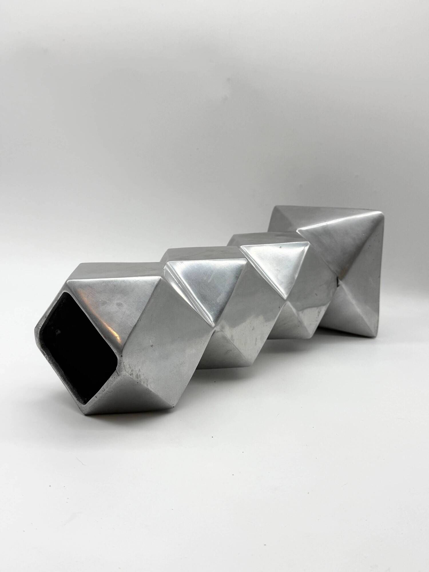 Vase sculptural en fonte d’aluminium, 1970